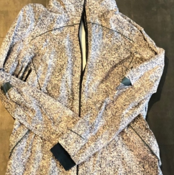 Lululemon women's light weight athletic jacket Runaway - Picture 12 of 12